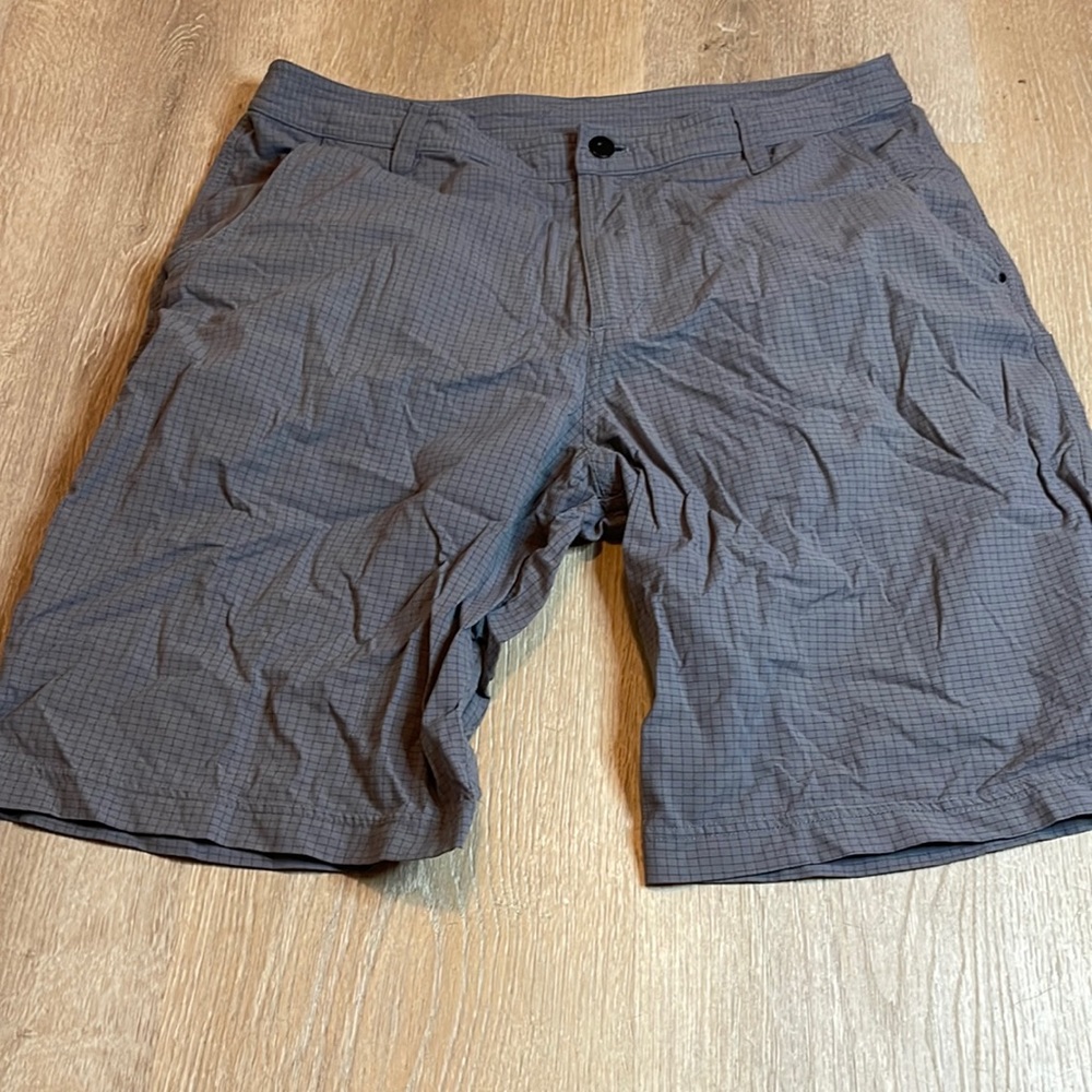 Lululemon Shorts‎ Mens 36 Gray Chino Flat Front B1